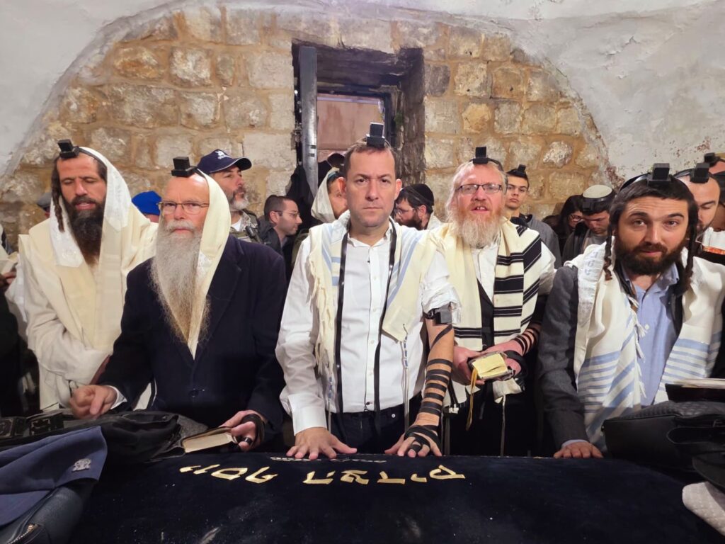 תפילת שחרית, לראשונה מזה 25 שנה בקבר יוסף. בתמונה: ראש מועצת שומרון יוסי דגן, ח"כ צבי סוכות, ראש ישיבת עוד יוסף חי הרב יוסי אליצור, ראש ישיבת רועה ישראל הרב דודי דודקביץ', הרב דודו בן נתן ראש ישיבת פרי הארץ והאב השכול.