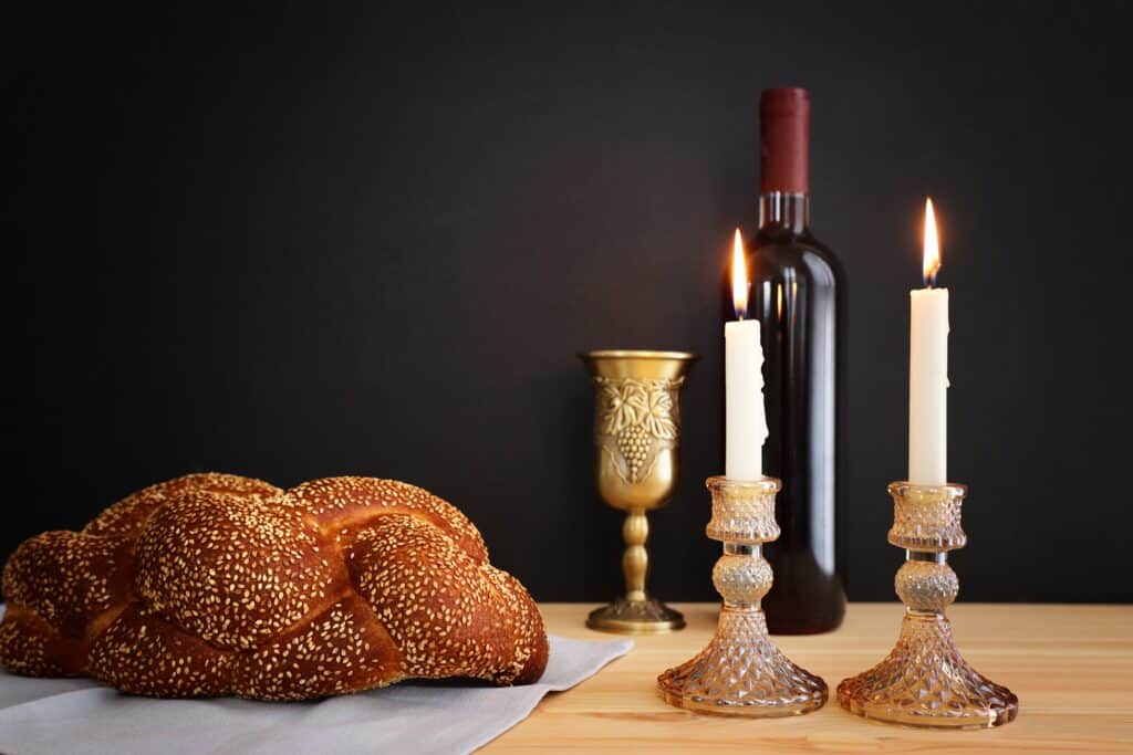 נרות שבת עם גביע, יין וחלות