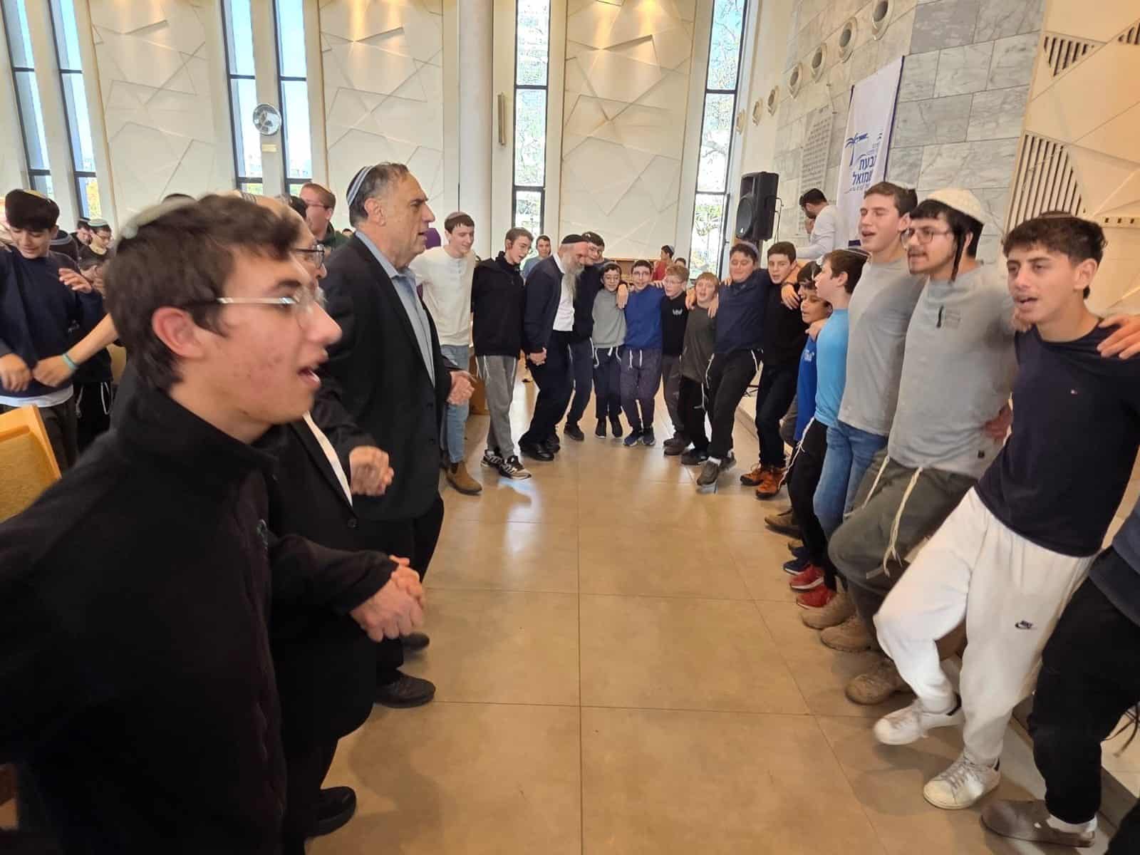 מנכ"ל מרכז ישיבות ואולפנות בני עקיבא, אלחנן גלט רוקד עם התלמידים באירוע