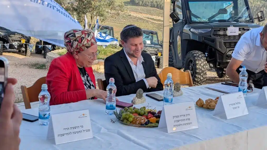 השרים סמוטריץ' וסטרוק בדרום הר חברון