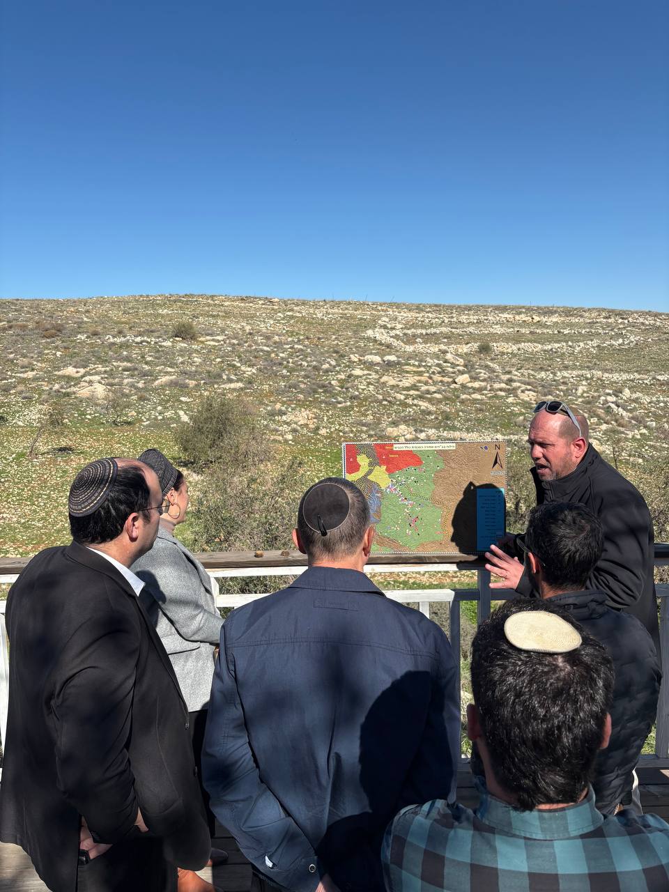 חברי הכנסת עם ראש מועצת גוש עציון במהלך הסיור