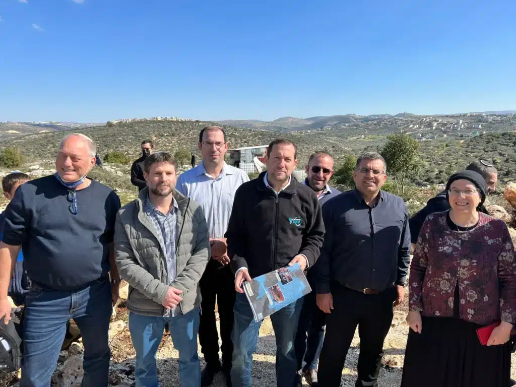 חברי מפלגת 'הציונות הדתית' בסיור בשומרון.
