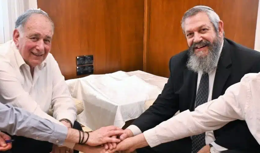 הרב אליהו בלום עם ראש עיריית חיפה, יונה יהב