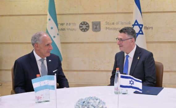 נשיא הונדורס עם שר החוץ סער