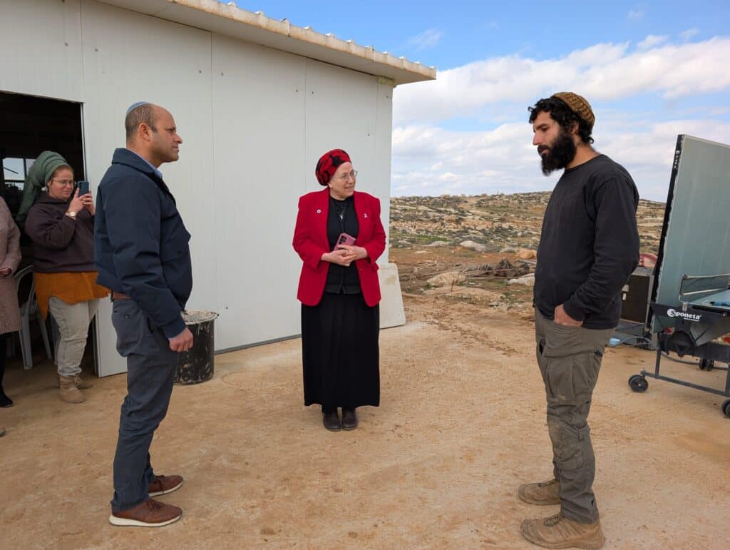 השרה סטרוק וראש המועצה אזולאי בסיור בחוות