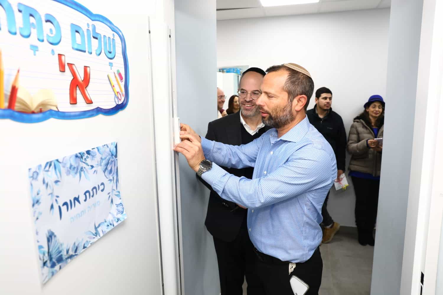 ראש מועצת בנימין, ישראל גנץ קובע מזוזה בבית הספר "דרור"