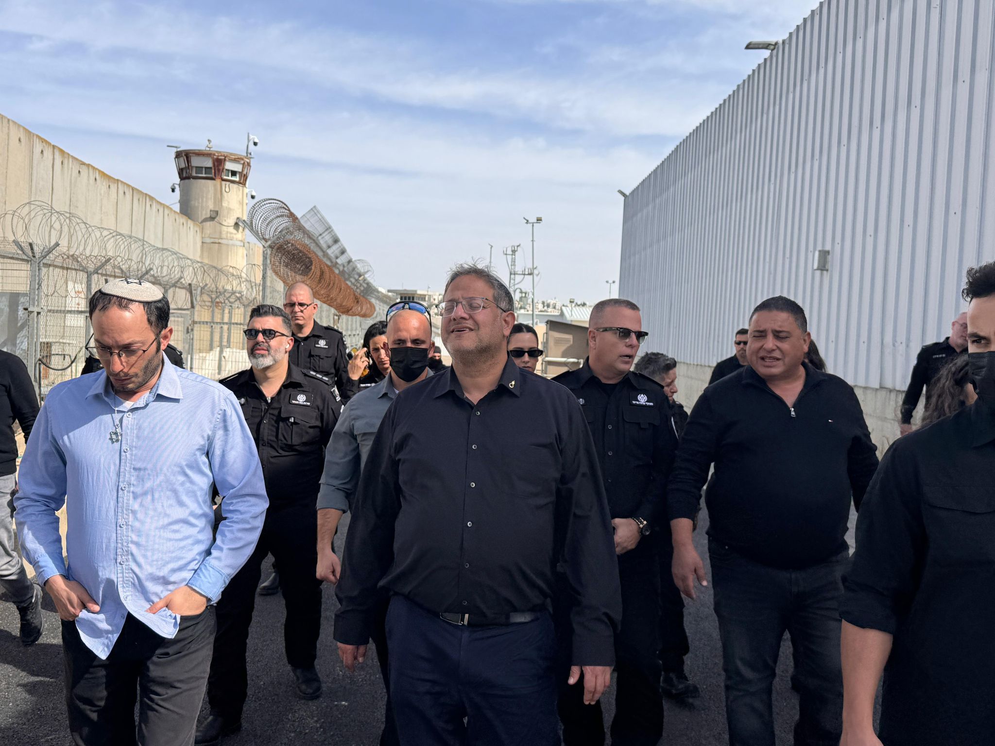 המשפחות השכולות עם בן גביר בכלא עופר