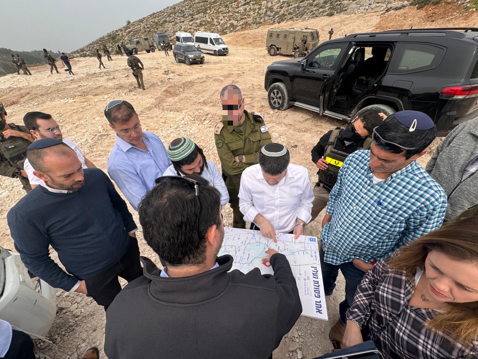 סמוטריץ' וסוכות בסיור בנעלין