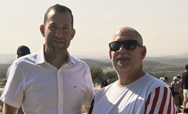דייויד לווינגסטון ויוסי דגן.