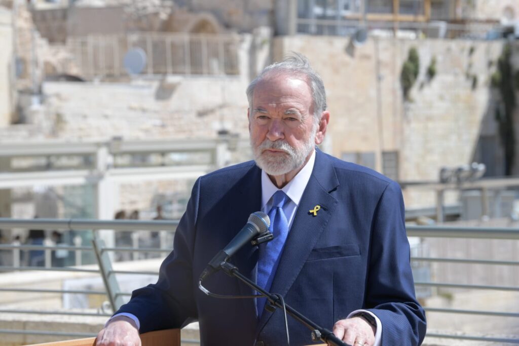 השגריר מייק האקבי