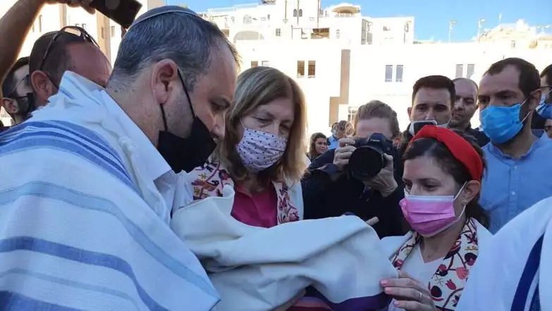 ח"כ גלעד קריב קריב מכניס ספר תורה לנשות הכותל