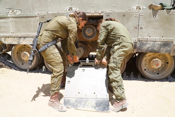לוחמות בשריון בטיפול בטנק