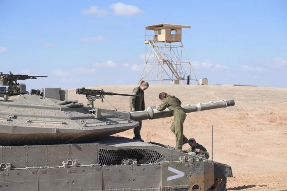 לוחמות בשריון.
