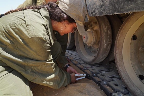 לוחמת שריון מטפלת בפריסת זחל.
