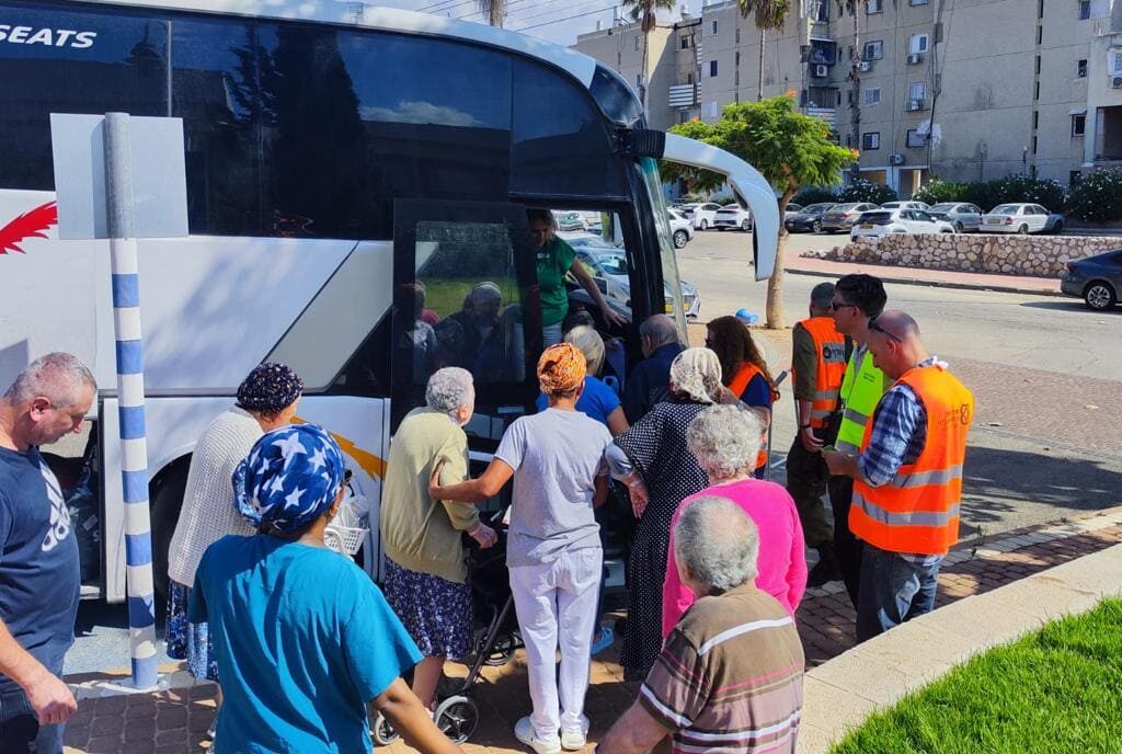 עובדות סוציאליות מסייעות בפינוי בית אבות באשקלון, אוקטובר 2023