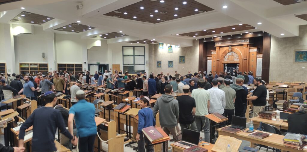 ריקודים בישיבת בית אל.