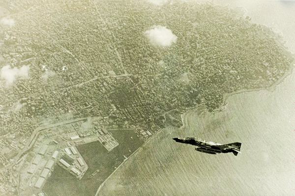 7 ⁄ 9 מטוס F-4 פנטום על רקע העיר ביירות במהלך המבצע