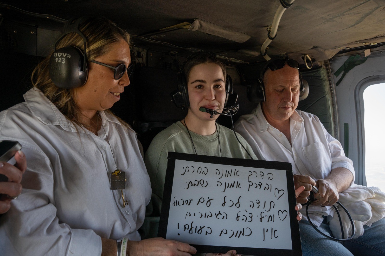 אגם ברגר עם הוריה במסוק אחרי השחרור.