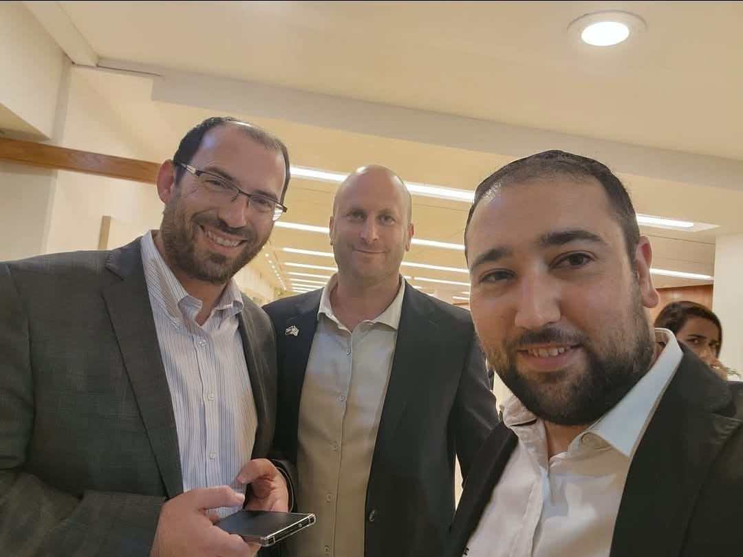 העוזר הפרלמנטרי אליאור עזרן עם ח"כ קרויזר