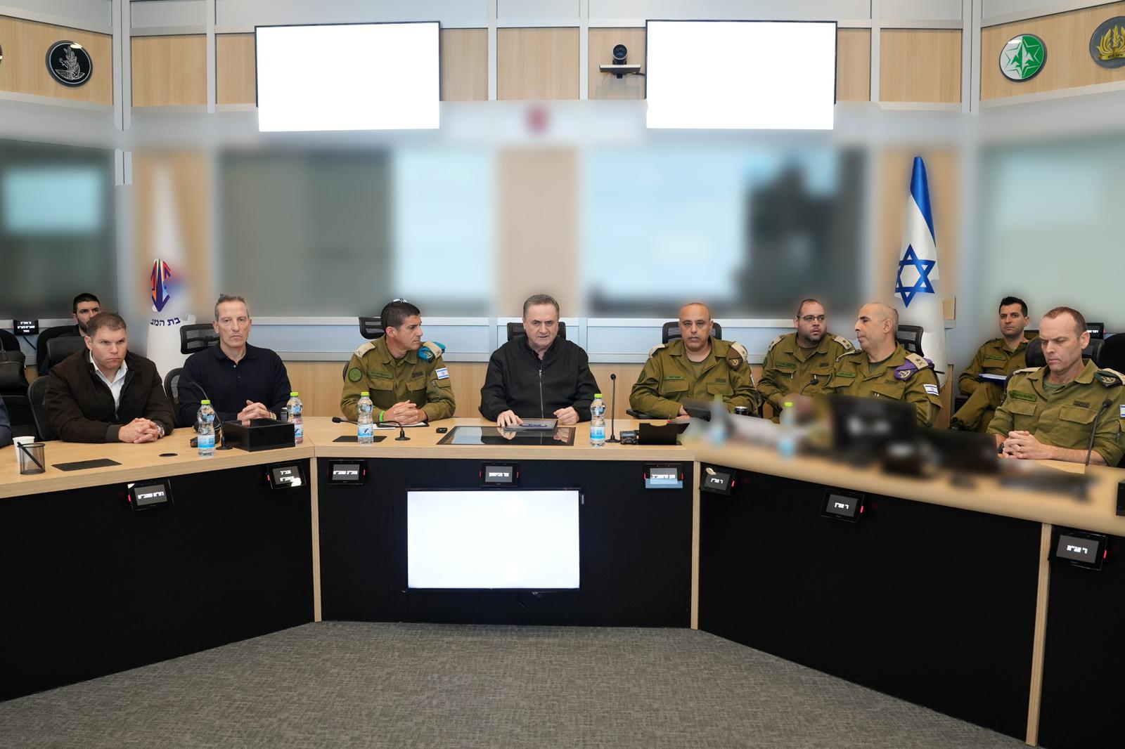 השר כ"ץ בהערכת מצב.