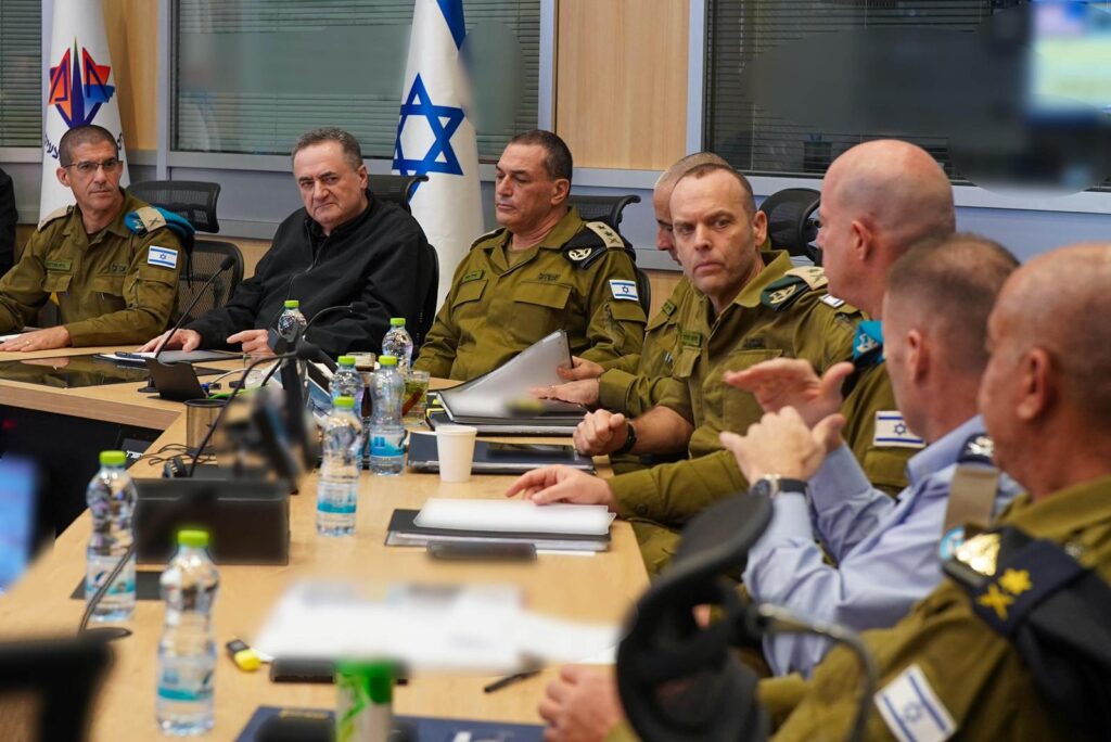 שר הביטחון בהערכת מצב יחד עם הרמטכ"ל וראש אמ"ן.