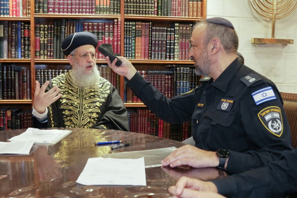 המפכ"ל דני לוי מקנה את החמץ לרב הראשי הראשל"צ הרב דוד יוסף