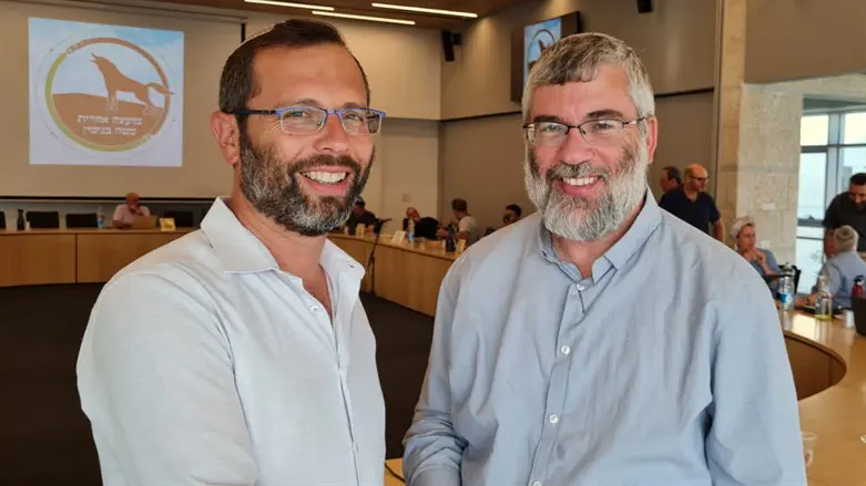 יו"ר המועצה הדתית בנימין, הרב ישי איתן עם ראש מועצת בנימין, ישראל גנץ.