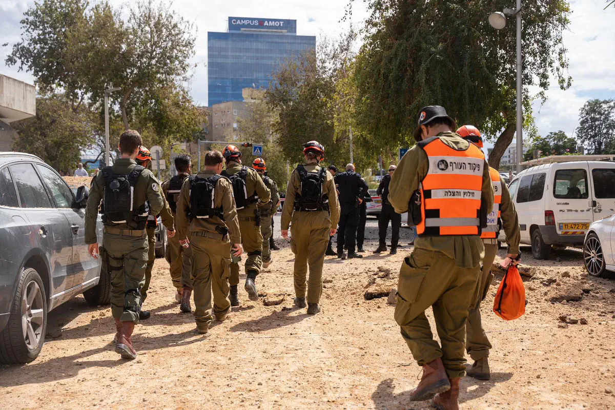 חיילים בזירת נפילת הטיל