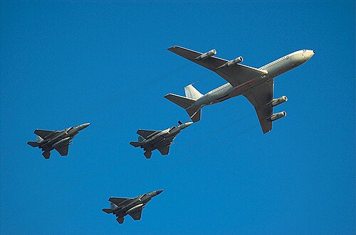 מטוס בואינג 707 מתדלק מטוסי F-15 איגל