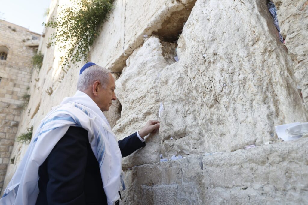 נתניהו בכותל, יום לפני תחילת מבצע "עם כלביא"