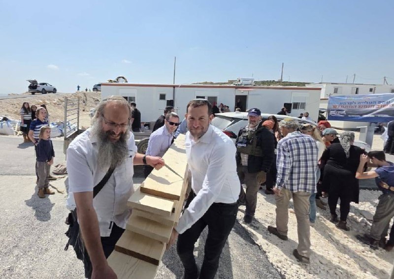 יוסי דגן ובני גל בחניכת השכונה החדשה בחומש