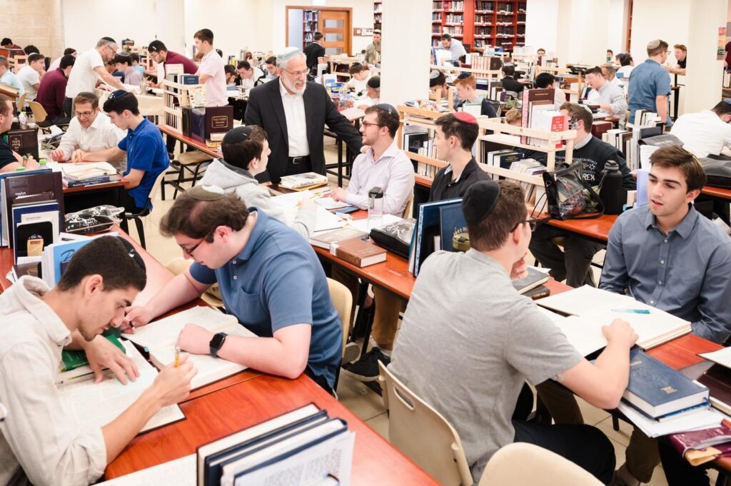 תלמידים בישיבת לב התורה.