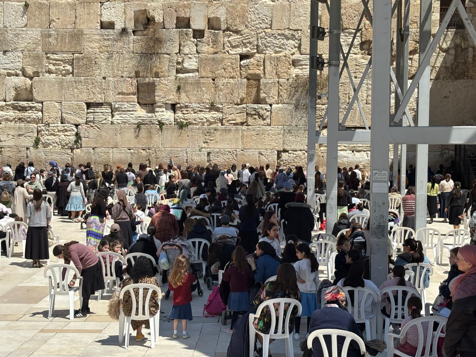 מתפללים בכותל המערבי הבוקר