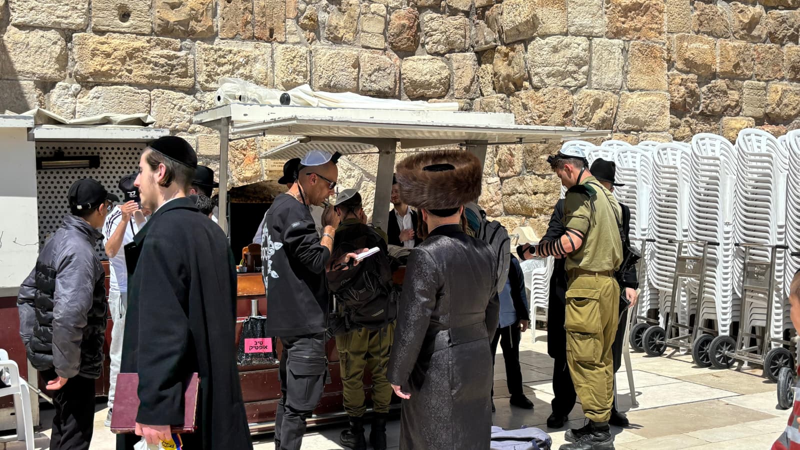 מתפללים בכותל המערבי הבוקר