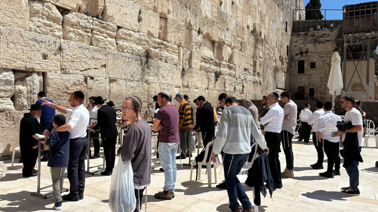 מתפללים בכותל המערבי הבוקר