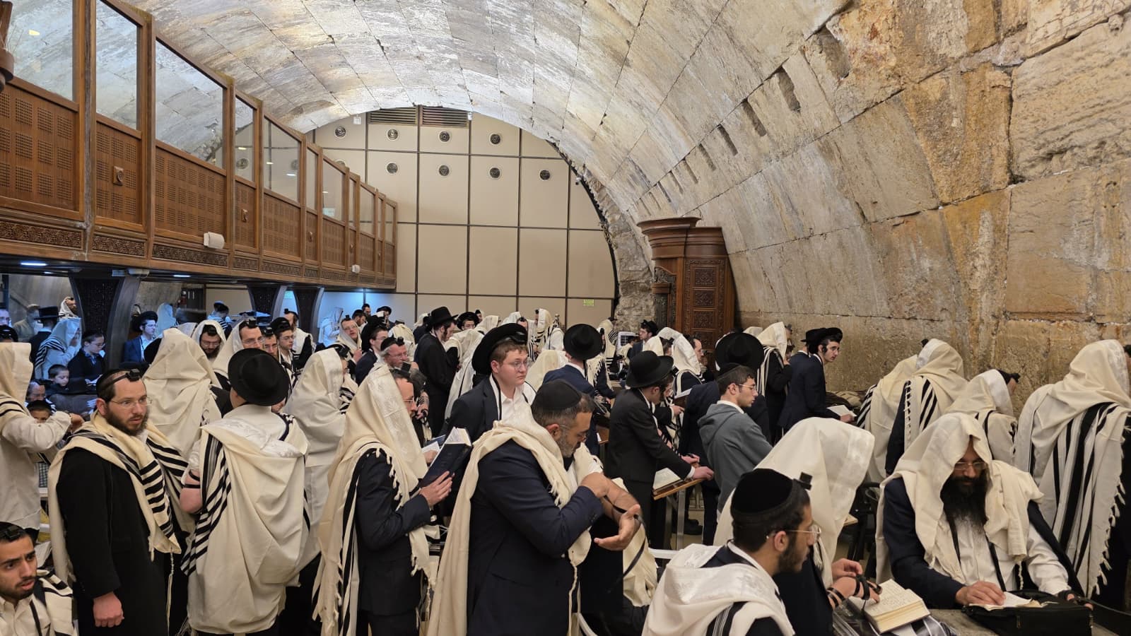 מתפללים בכותל המערבי הבוקר