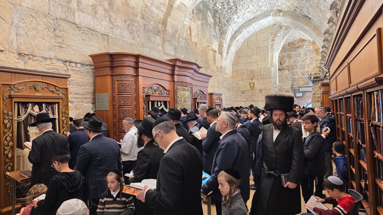 מתפללים בכותל המערבי הבוקר