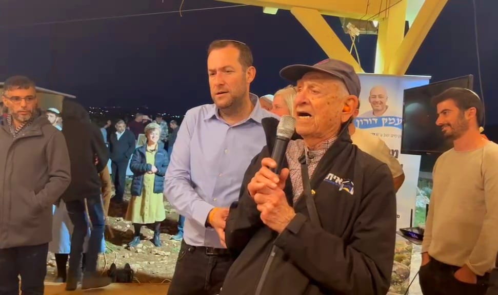 לוחם הלח"י עזרא יכין שר את המנון לח"י יחד עם יוסי דגן ראש מועצת שומרון.