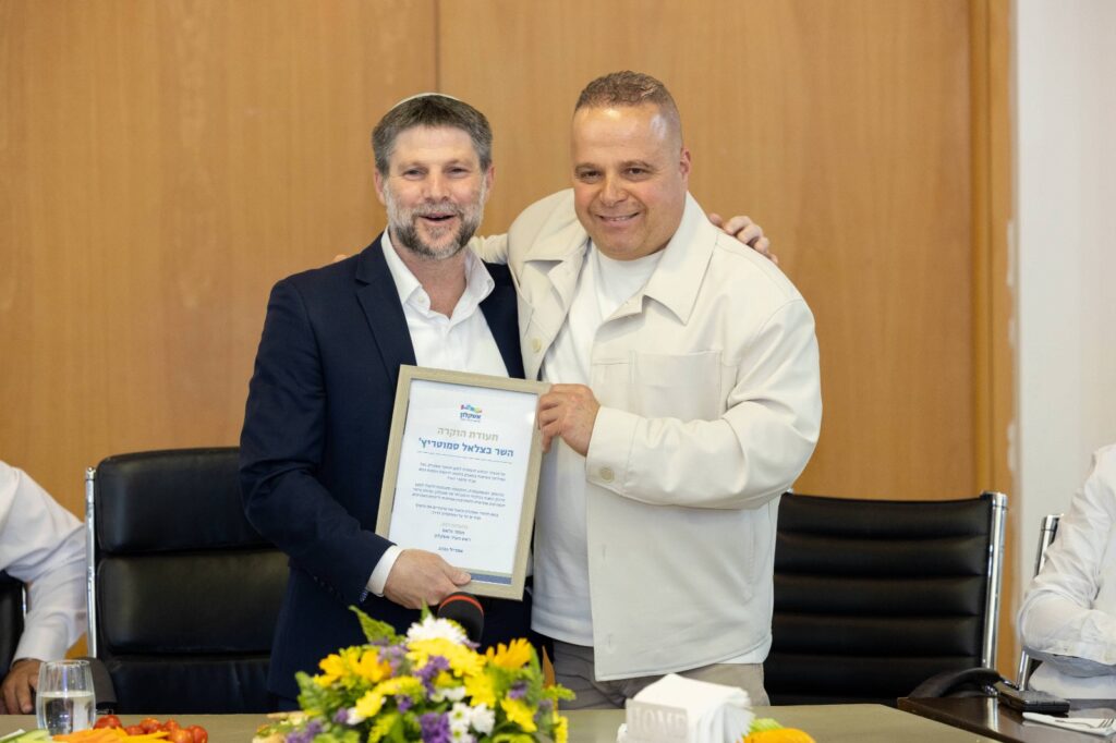 ראש עיריית אשקלון תומר גלאם ושר האוצר בצלאל סמוטריץ'.