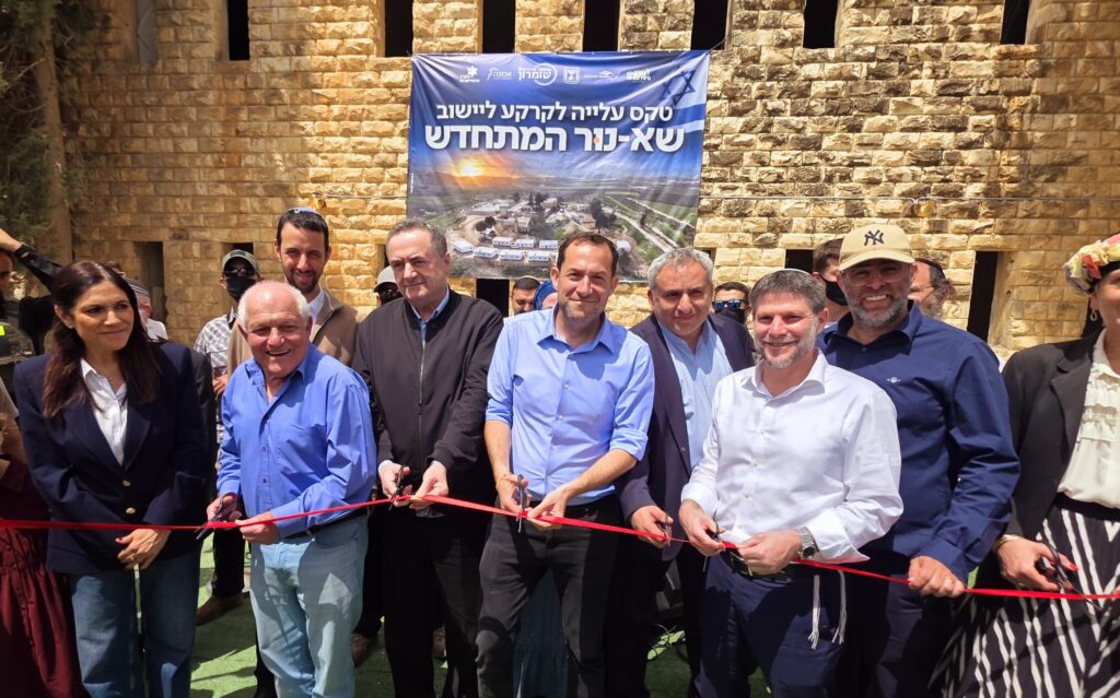 גזירת הסרט בכניסה לישוב המתחדש.