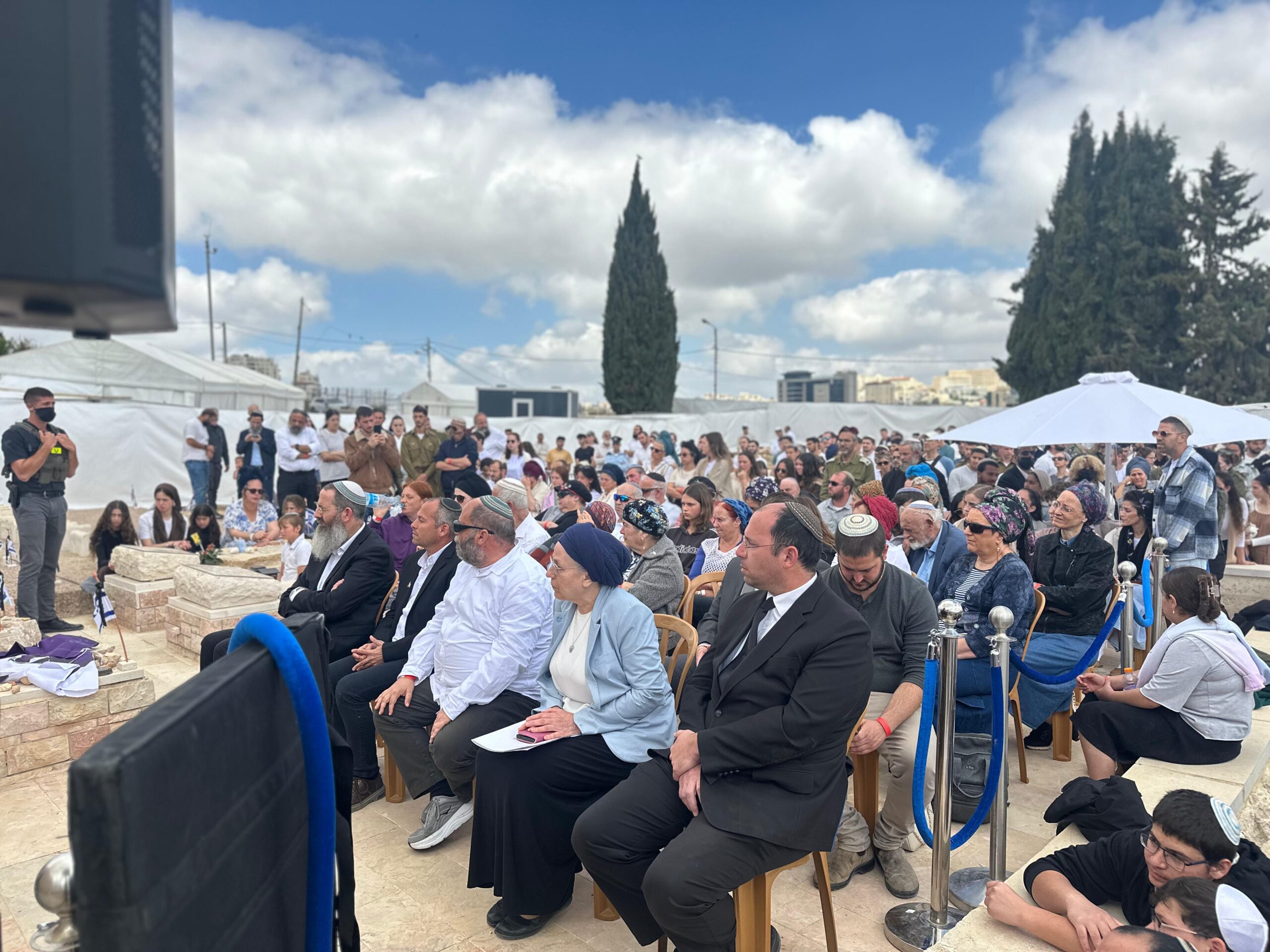 שרת ההתיישבות והמשימות הלאומיות אורית סטרוק ויו''ר ועדת חוקה ח''כ שמחה רוטמן בטקס בבית העלמין הצבאי בחברון, כנציגי הממשלה והכנסת.