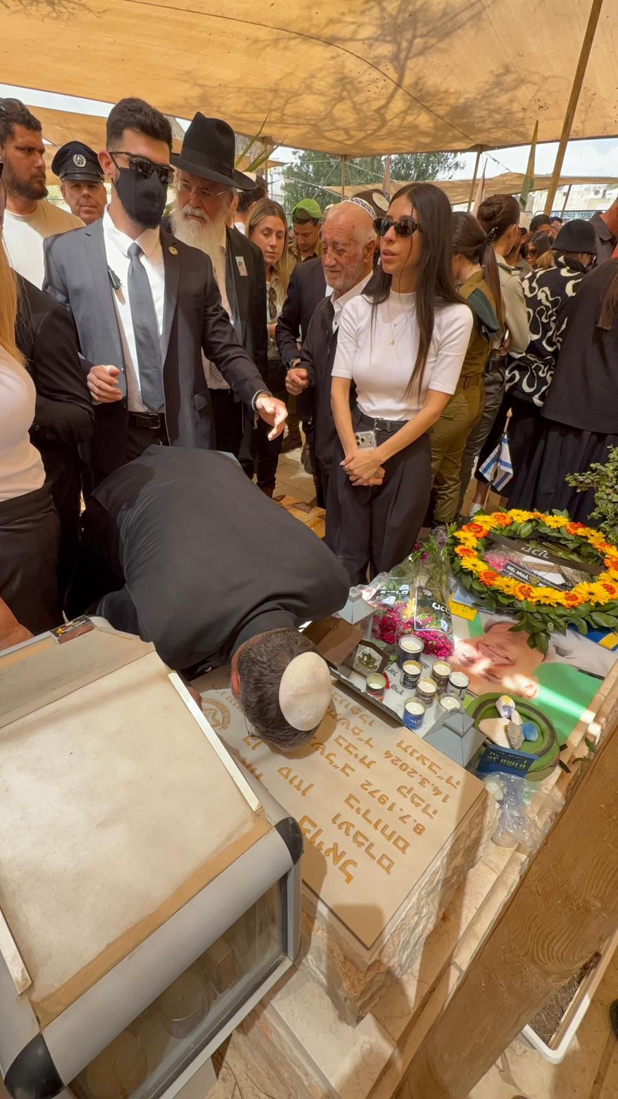 השר בן גביר על קברו של אחד הנופלים