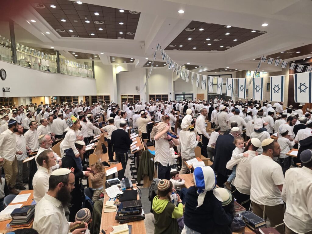 תפילת יום העצמאות בישיבת בית אל.