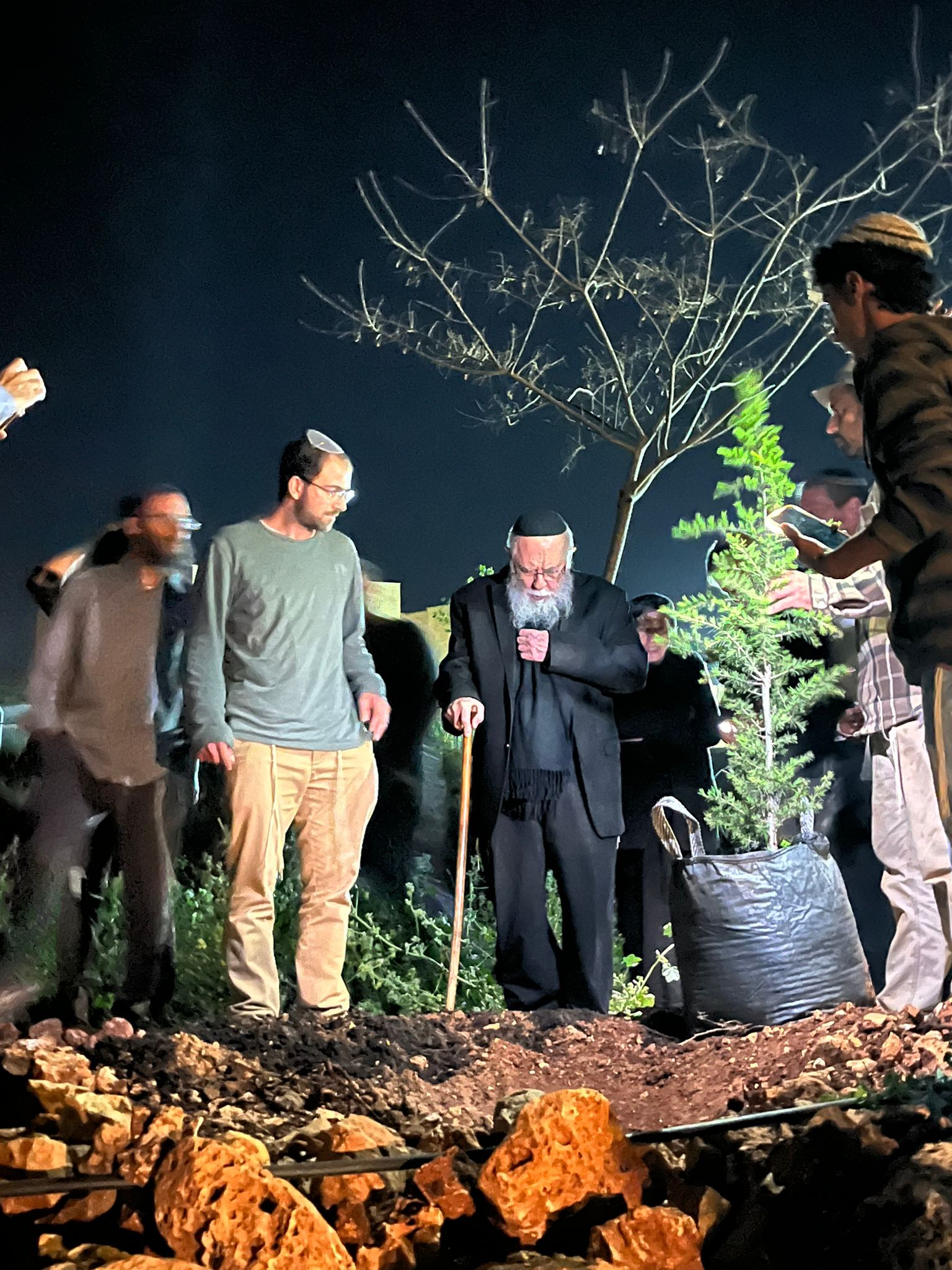 הרב עודד וולנסקי שליט"א נוטע עץ לע"נ נכדו הי"ד