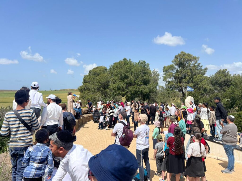 המונים בפעילות חול המועד של תנועת נחלה סמוך לעזה