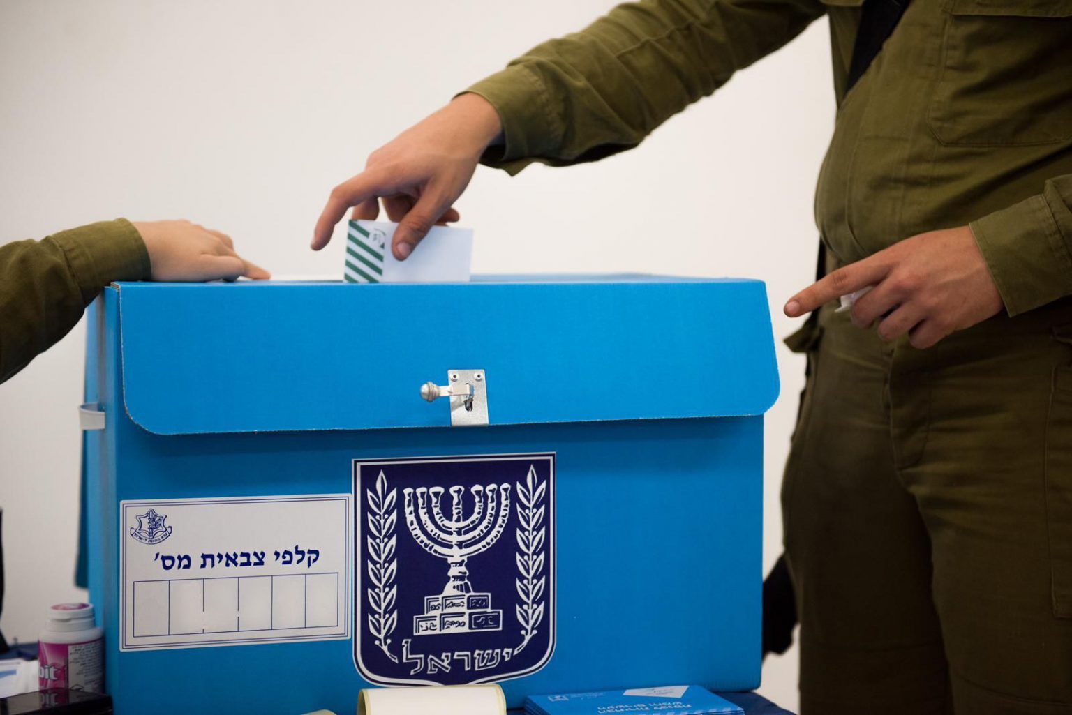 חיילים מצביעים