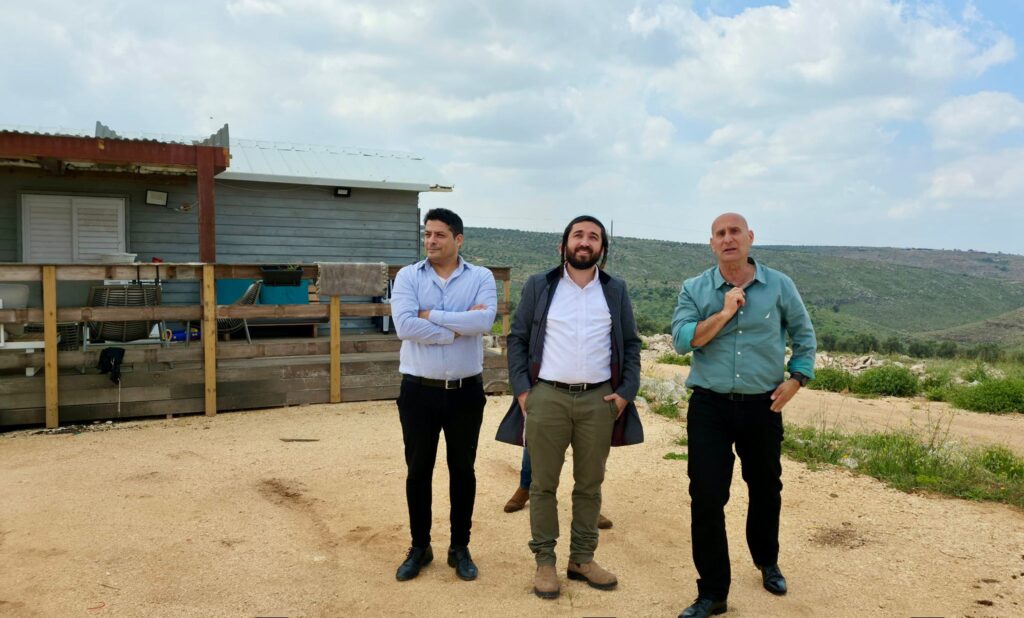 ח"כ סוכות עם ראש עיריית ראש העין רז שגיא בחוות ״שיר לדוד״