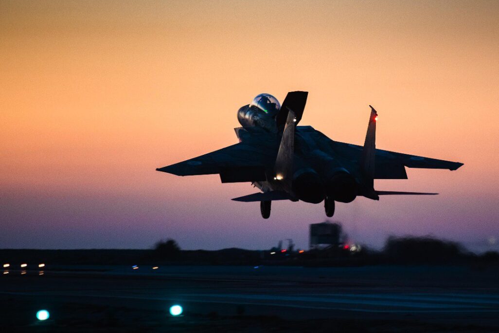 מטוס F15 בנחיתה