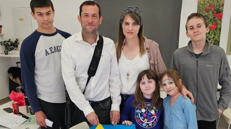 יוסי דגן מצביע עם משפחתו לבחירות בשומרון