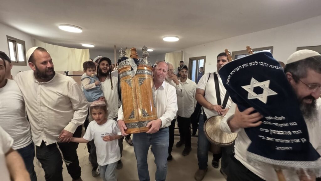 ראש מועצת קדומים, עוזאל ותיק, עם הספר תורה, צילום: מועצת קדומים